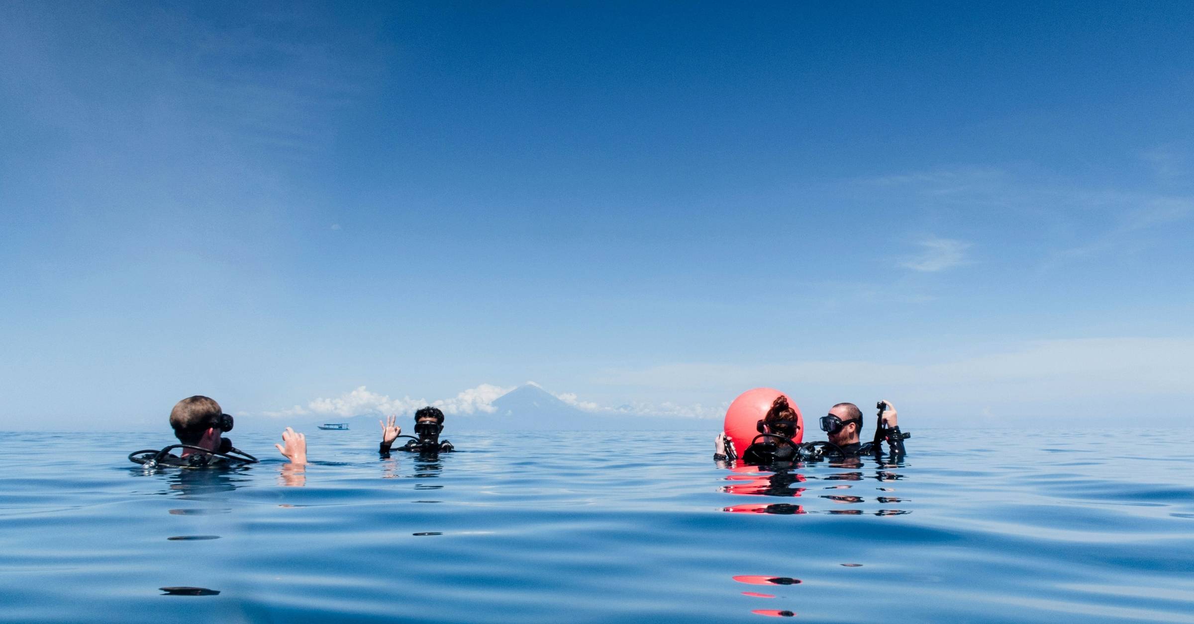Scuba Diving Gear Guide 2025: Must-Have Equipment for Beginners